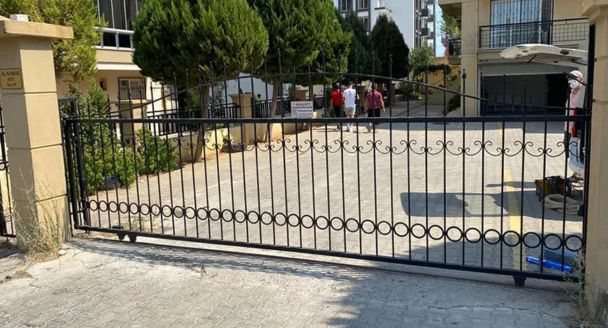 ⁠Otopark Giriş–Çıkış Demir Kapı Sistemleri